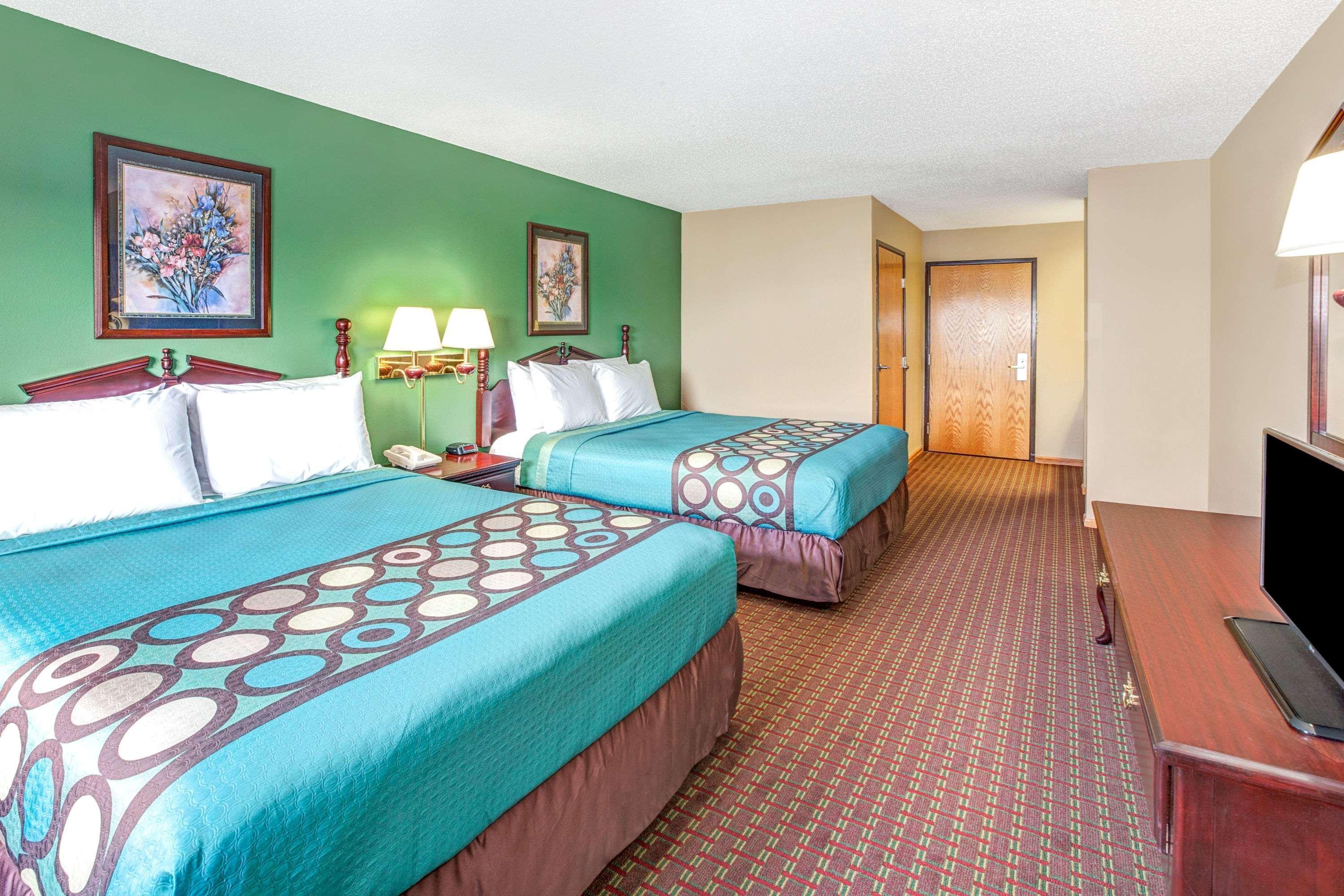 Super 8 By Wyndham Mchenry Fox Lake Area Bagian luar foto