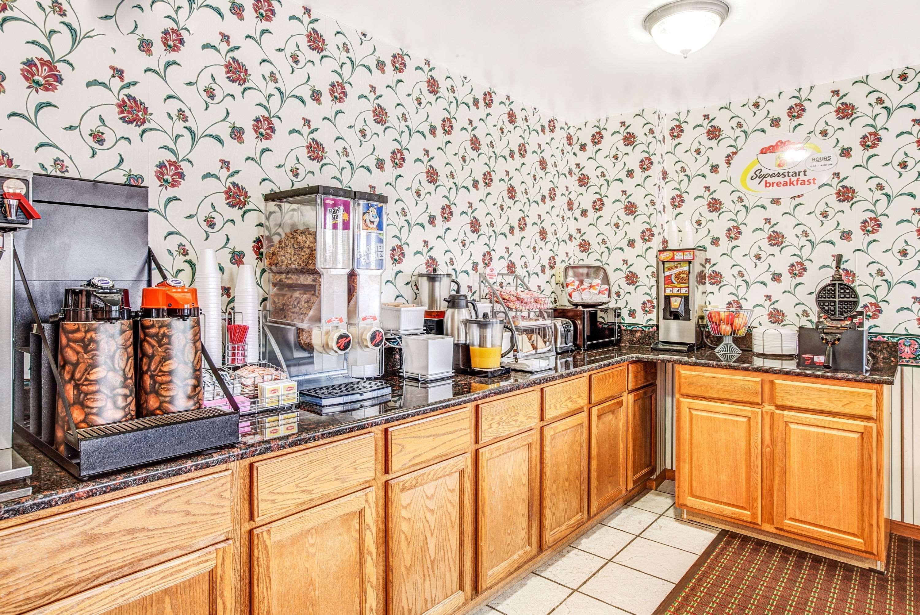 Super 8 By Wyndham Mchenry Fox Lake Area Bagian luar foto