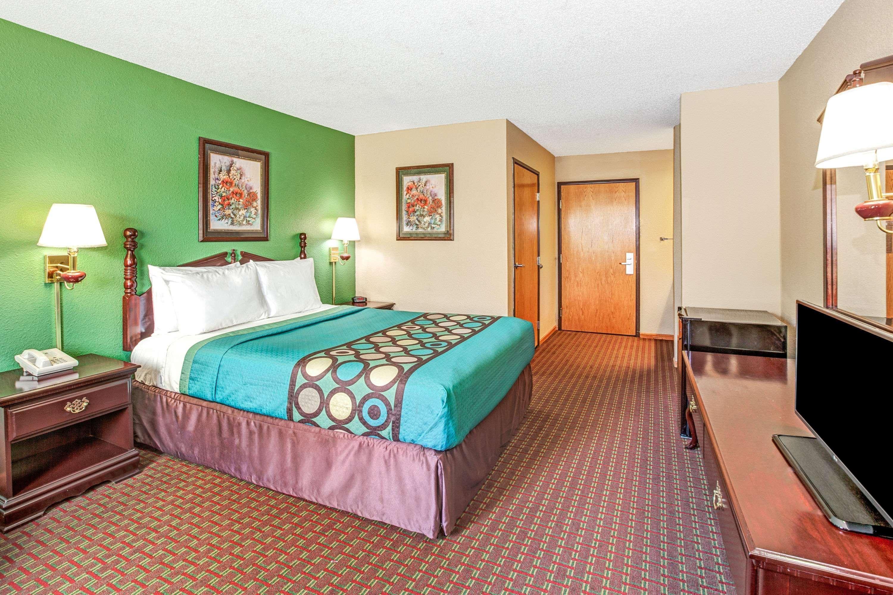 Super 8 By Wyndham Mchenry Fox Lake Area Bagian luar foto