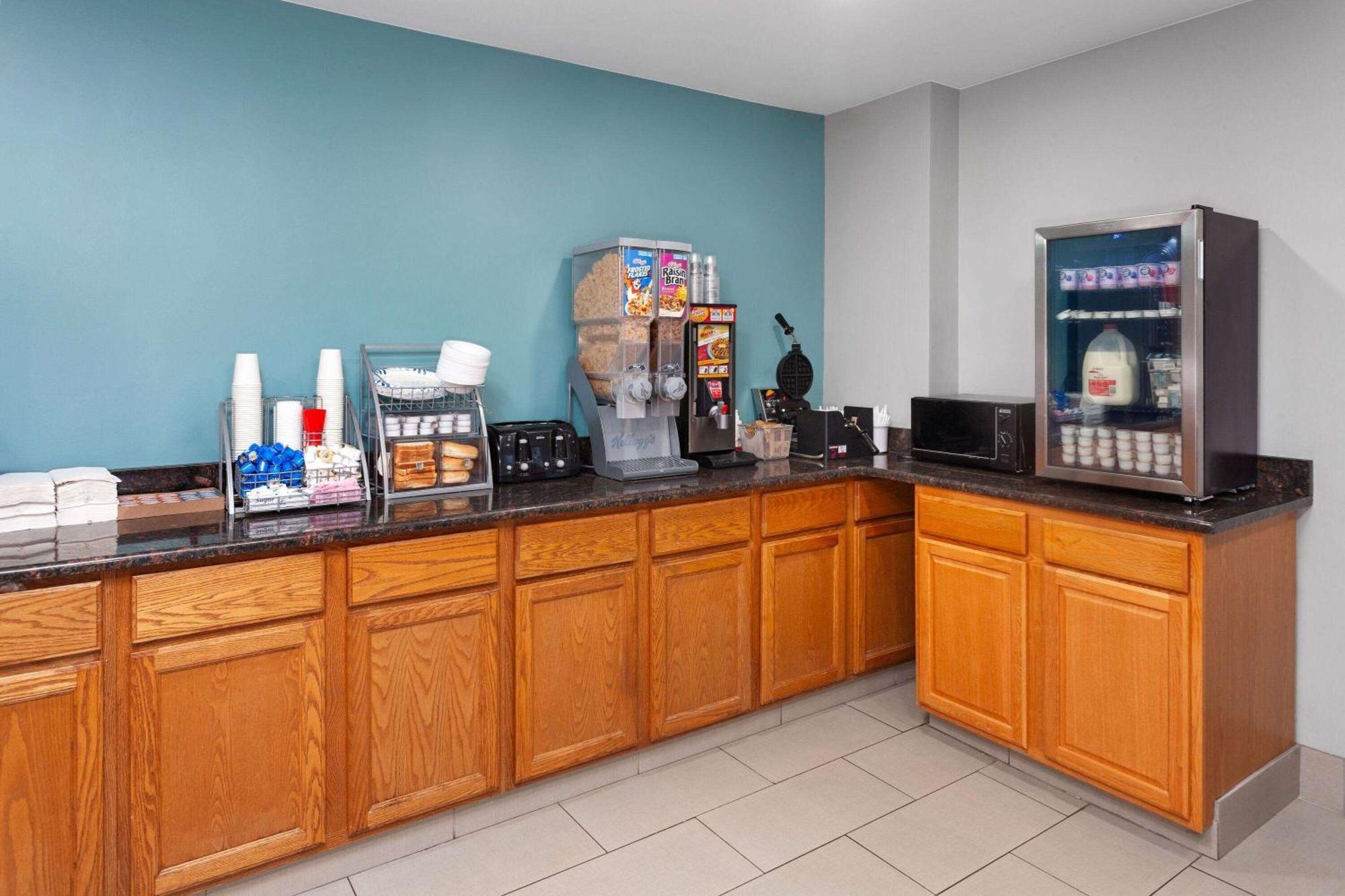 Super 8 By Wyndham Mchenry Fox Lake Area Bagian luar foto