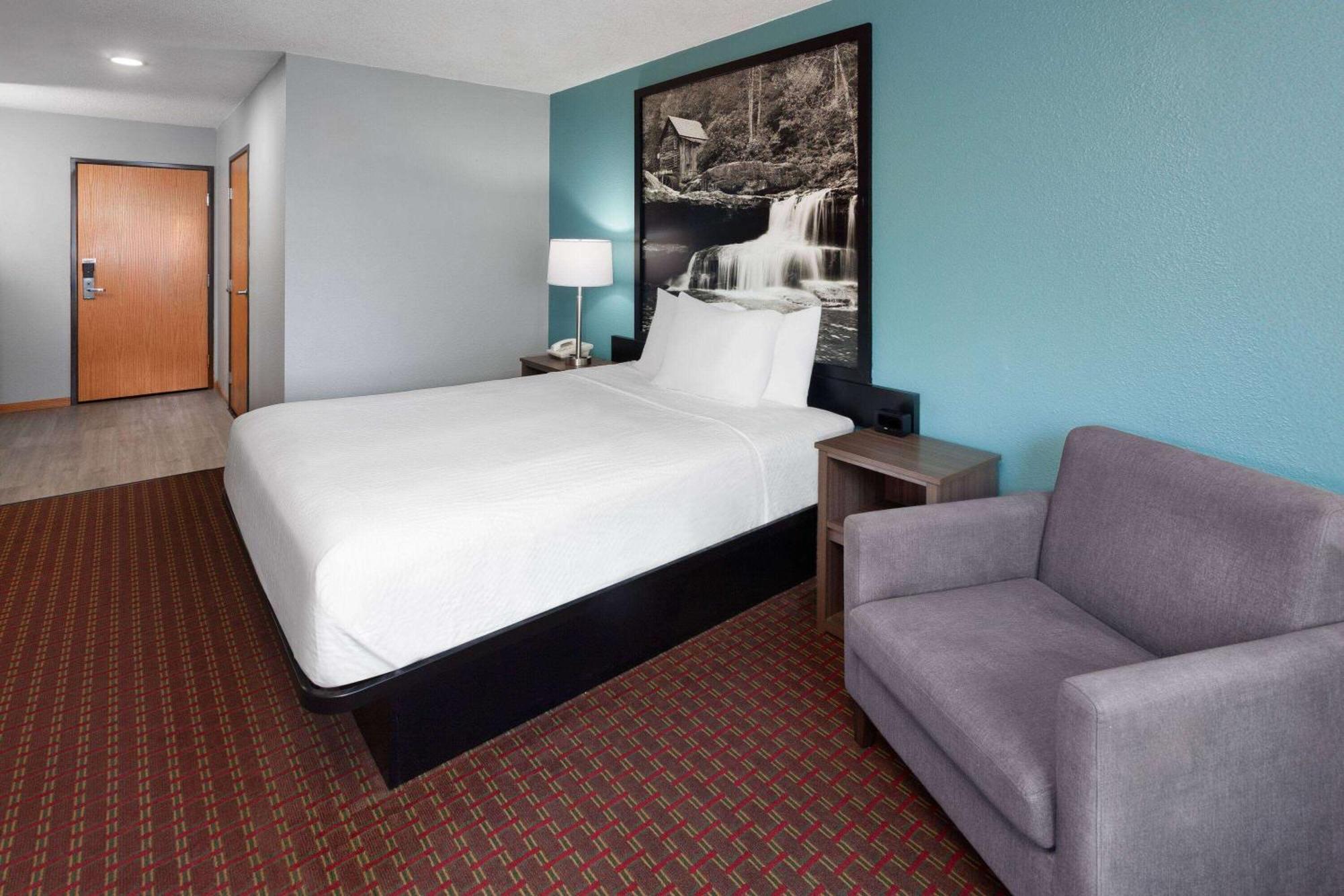 Super 8 By Wyndham Mchenry Fox Lake Area Bagian luar foto