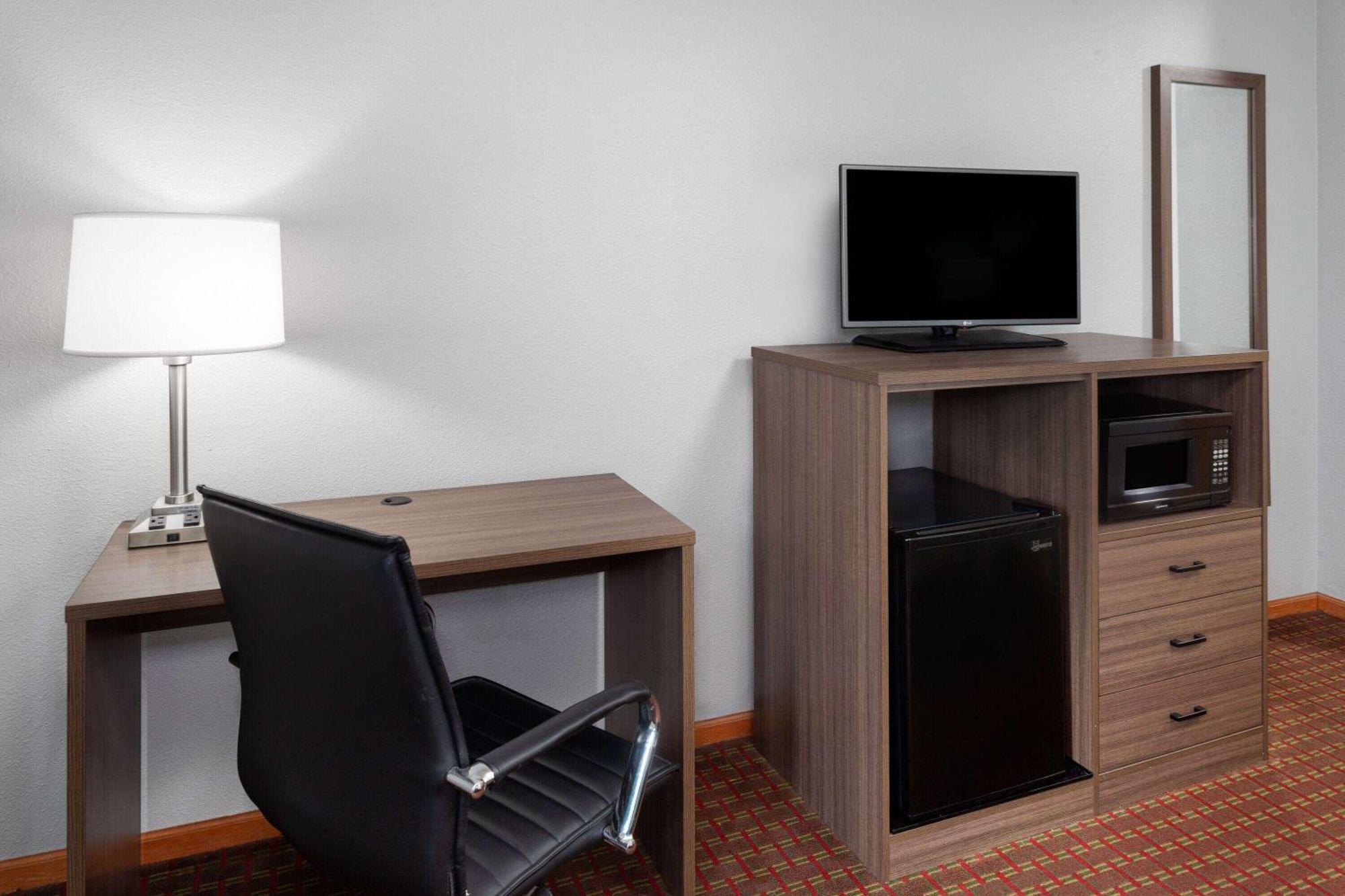 Super 8 By Wyndham Mchenry Fox Lake Area Bagian luar foto