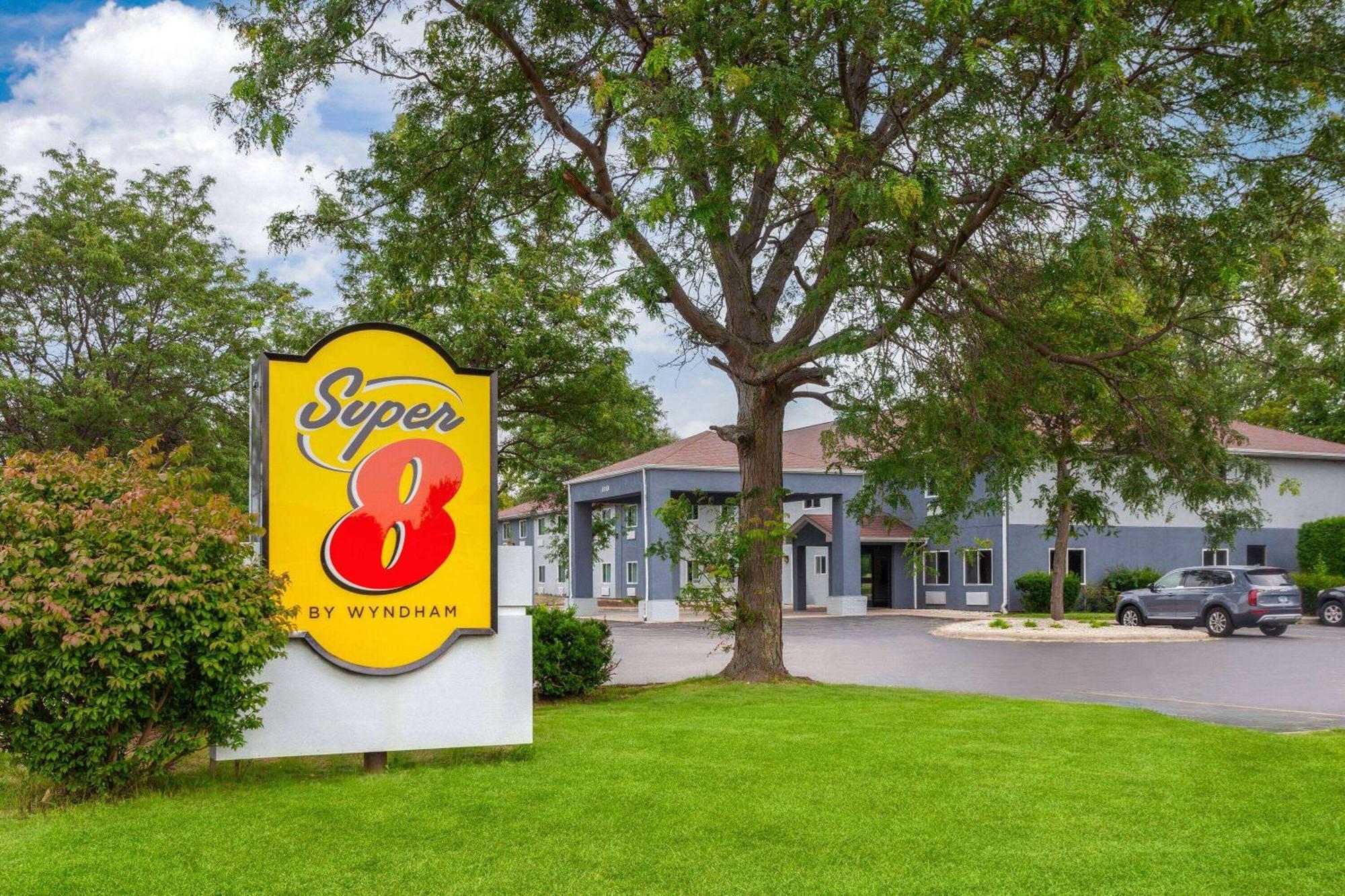 Super 8 By Wyndham Mchenry Fox Lake Area Bagian luar foto