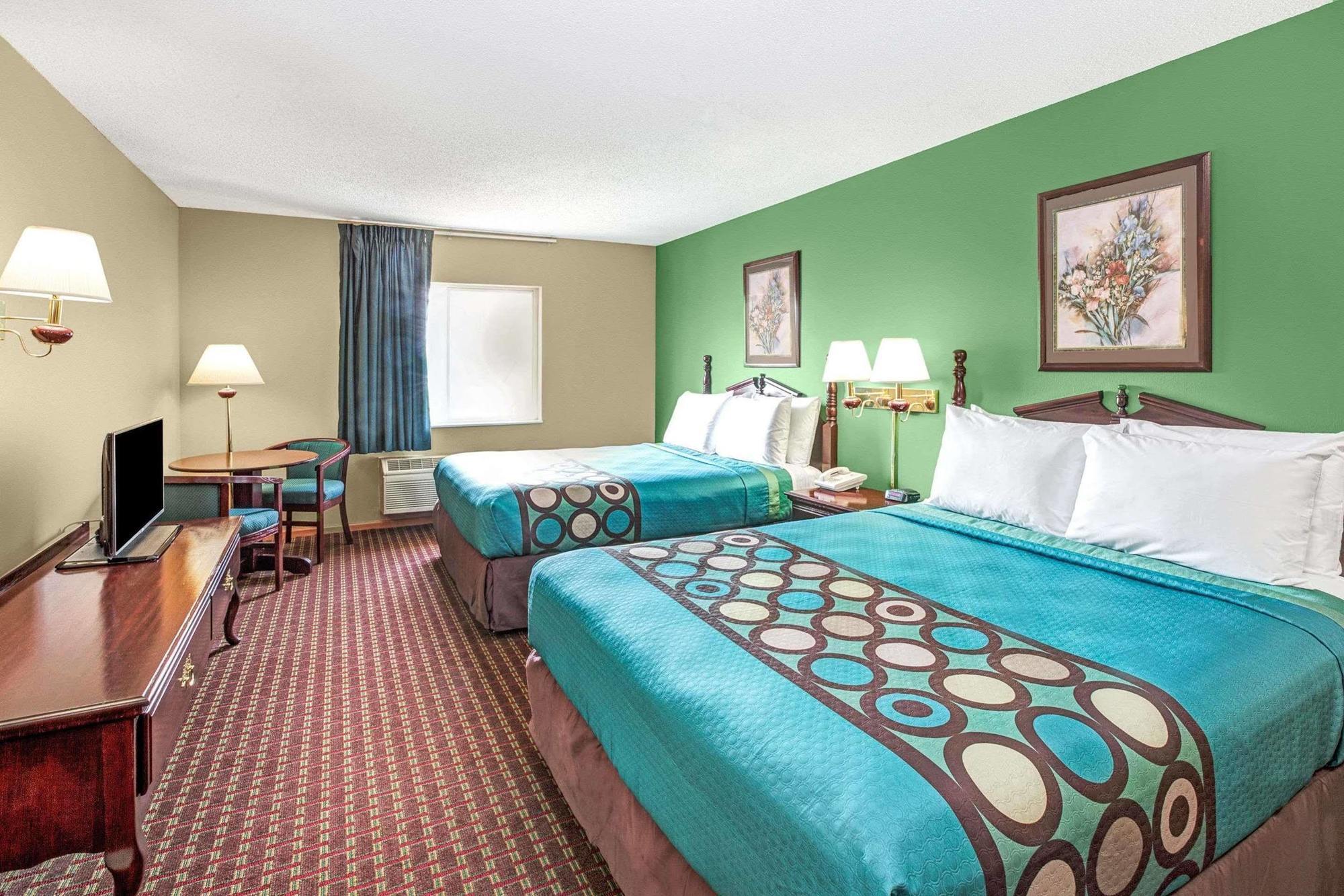 Super 8 By Wyndham Mchenry Fox Lake Area Bagian luar foto